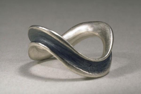 Curvy Single Row Horn Ring in Silver